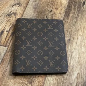 7 x 9 flowered agenda with disc notebook included. Comes with dust bag.